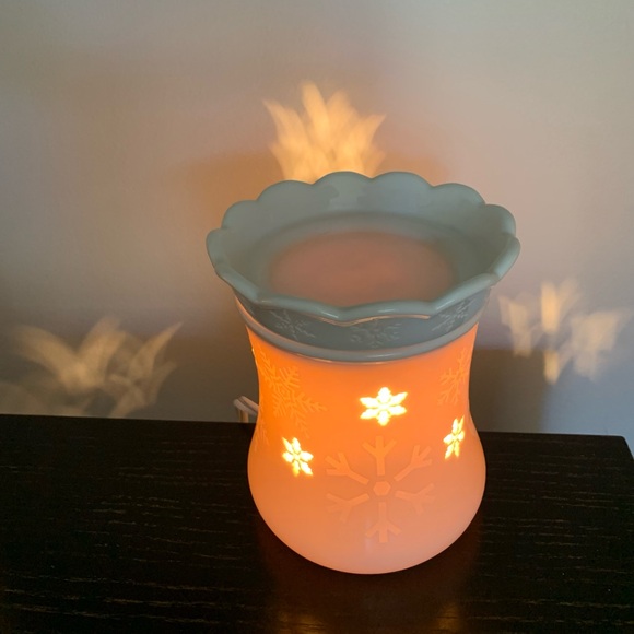 Scentsy Full Size Christmas Warmer Blizzard - Picture 9 of 10
